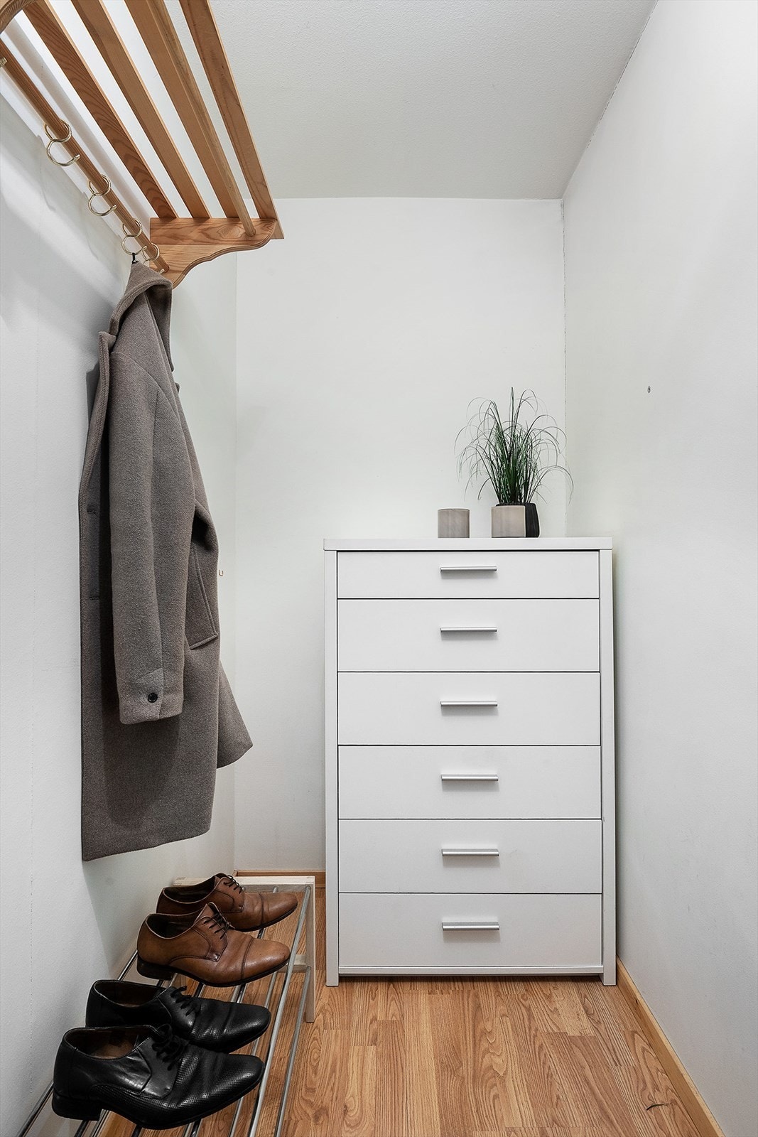 Praktisk bod som kan brukes til oppbevaring og walk-in closet. Galleribilde