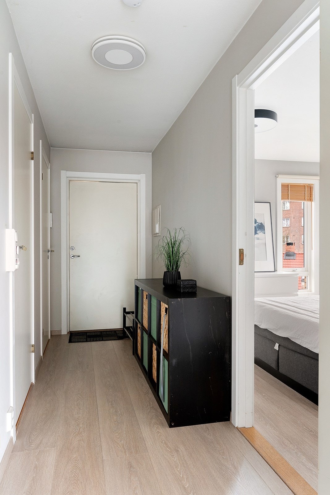 Hyggelig entré med adkomst til stort og luftig soverom innredet med garderobeløsning. Galleribilde