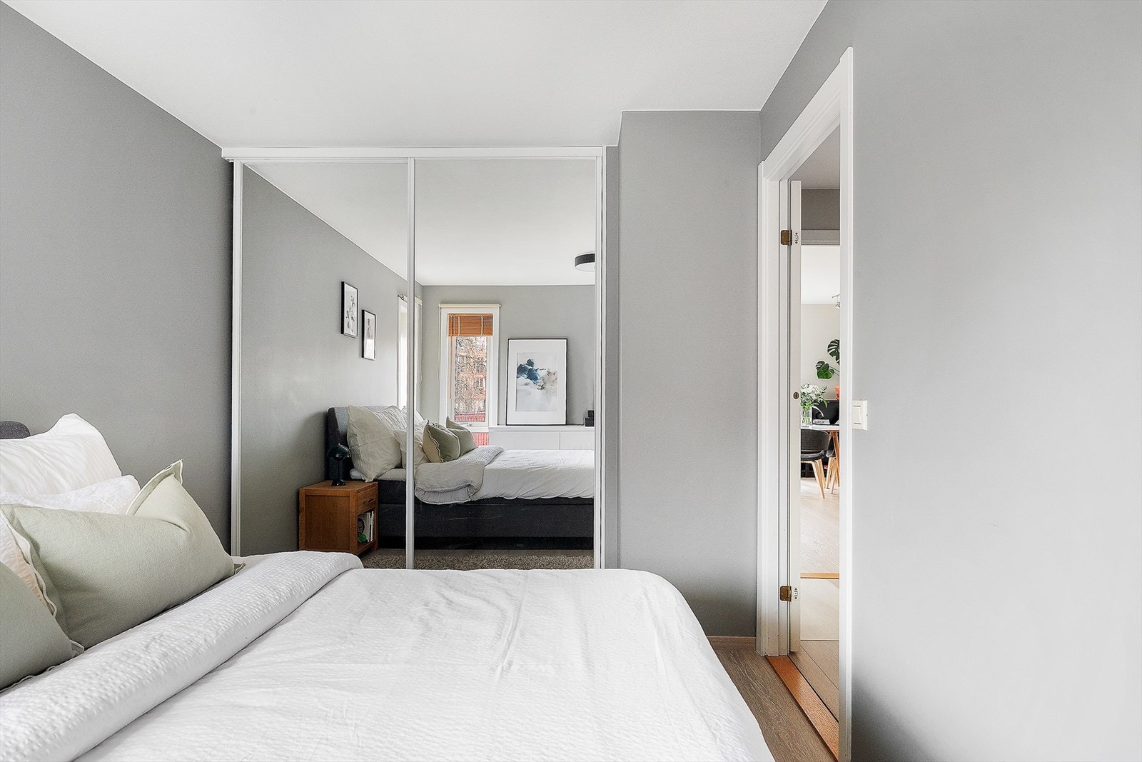 Her er det innredet med en praktisk skyvedørsgarderobe, samtidig som det er god plass til dobbeltseng og nattbord. Galleribilde