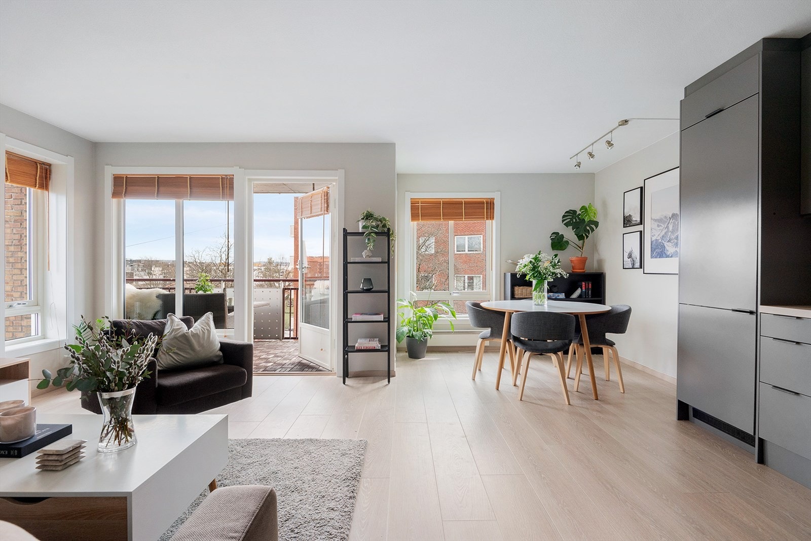 De gode lysforholdene bidrar til å forsterke rommets åpne preg, og gir en perfekt ramme for både avslapning og sosiale sammenkomster. Galleribilde