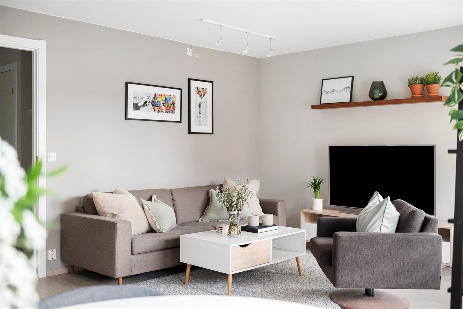 Det er gode møbleringsmuligheter i stuen, med plass til sofamøbler med tilhørende stuebord, multimedia og annet ønskelig møblement. Galleribilde