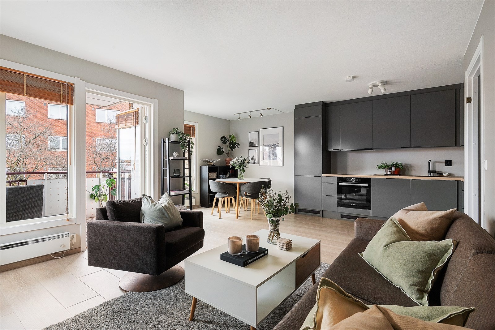 Det gode lysinnslippet kombinert med god takhøyde og den gjennomgående planløsningen gjør at leiligheten har en luftig og fin følelse. Galleribilde