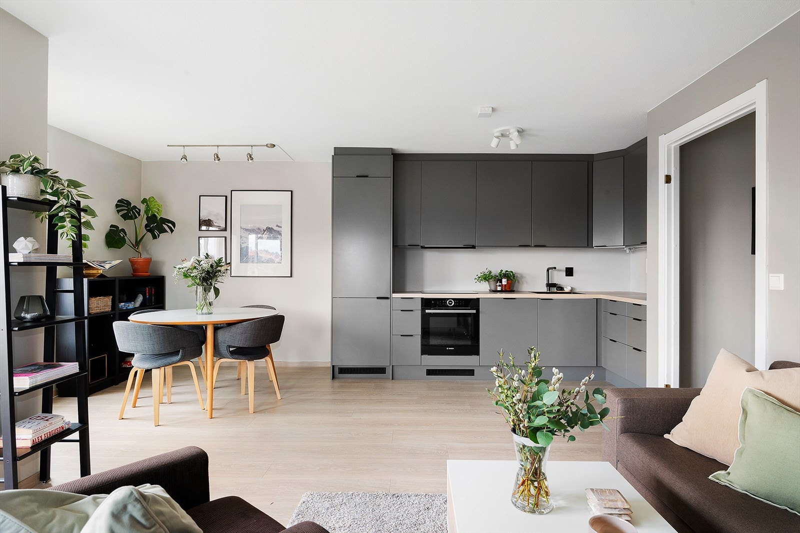 Åpen kjøkkenløsning med komplett fornyet kjøkken fra 2021. Galleribilde