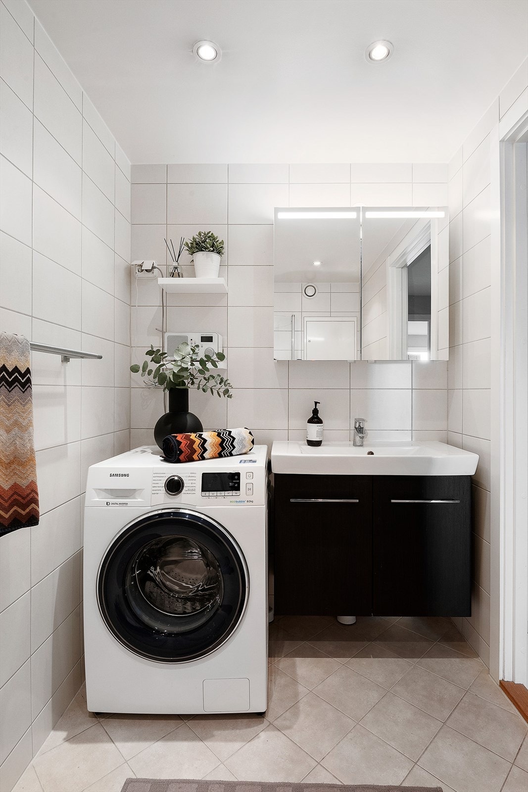 Fra entré er også bad. Delikat og flislagt bad med varme i gulv, himling med downlights, samt opplegg for vaskemaskin og tørketrommel. Galleribilde