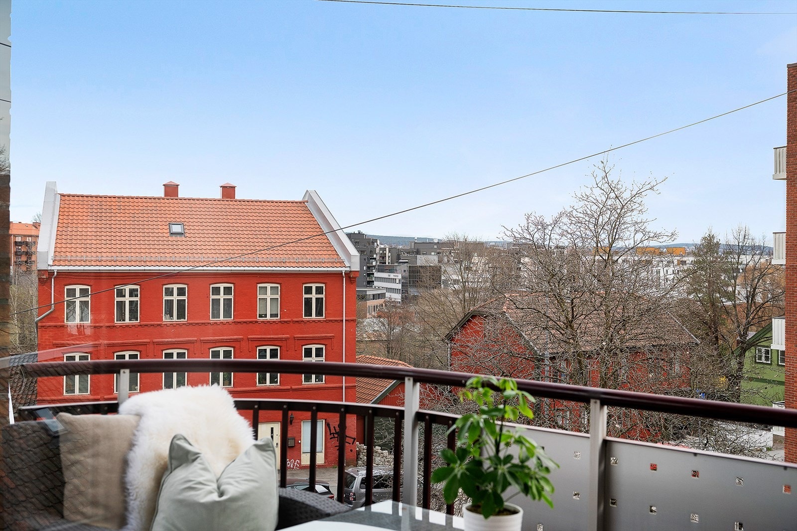 Balkongen ligger skjermet og ut mot rolig bakgate. Galleribilde