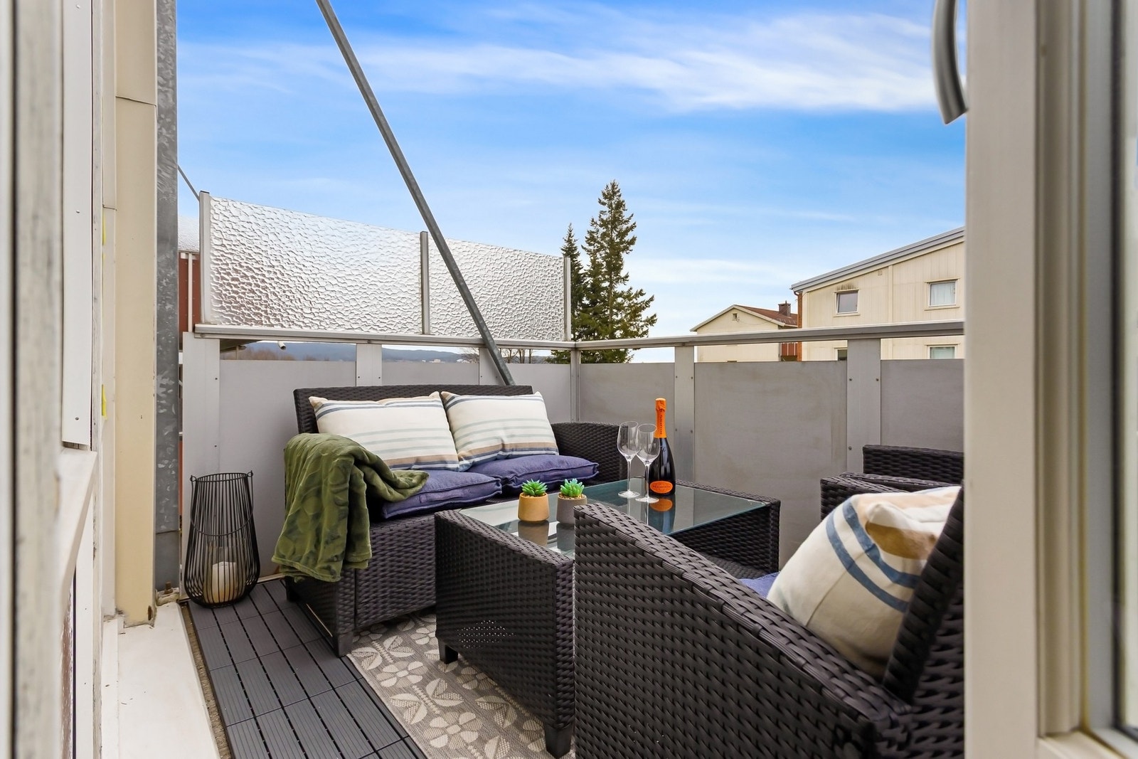 En lys og gjennomgående 3-roms andelsleilighet med fin beliggenhet på populære Sletteløkka! Galleribilde