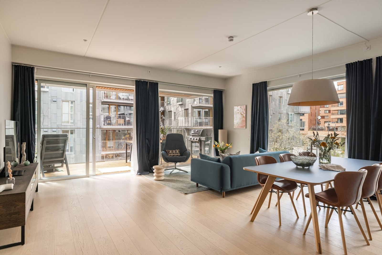 Hjørneleilighet med store vindusflater som slipper inn rikelig med naturlig lys Galleribilde
