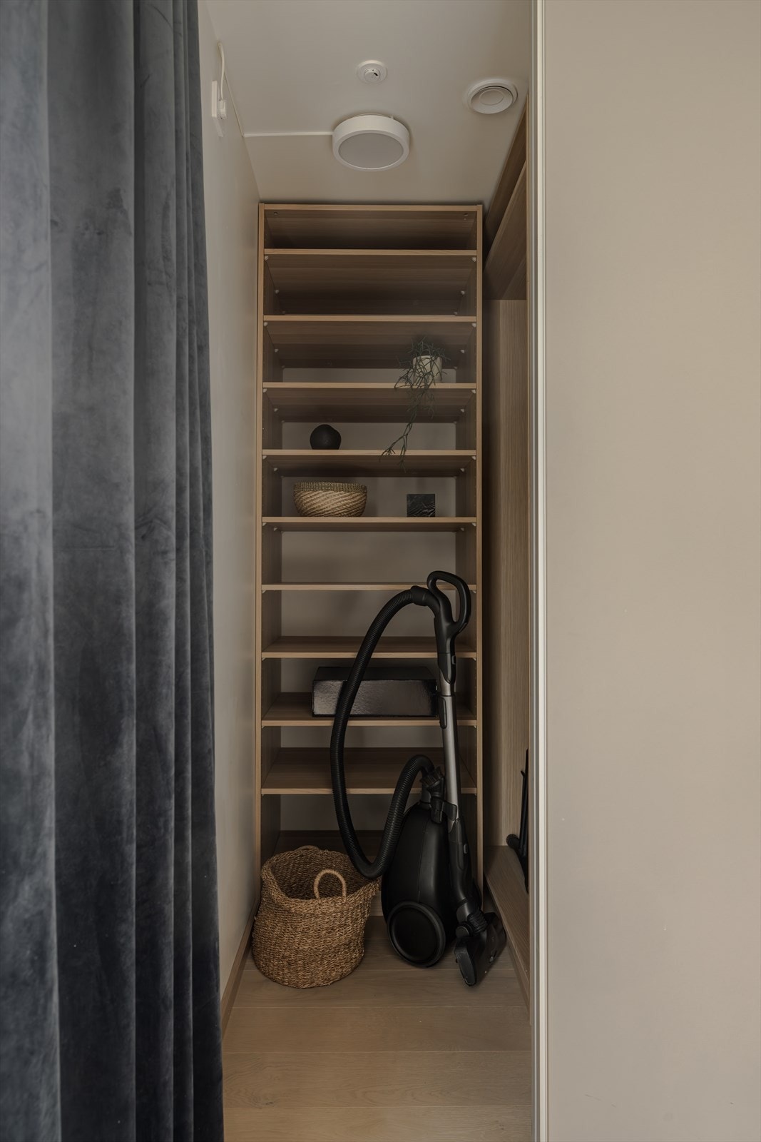 Det er også tilgang til en romslig walk-in-garderobe fra hovedsoverommet Galleribilde
