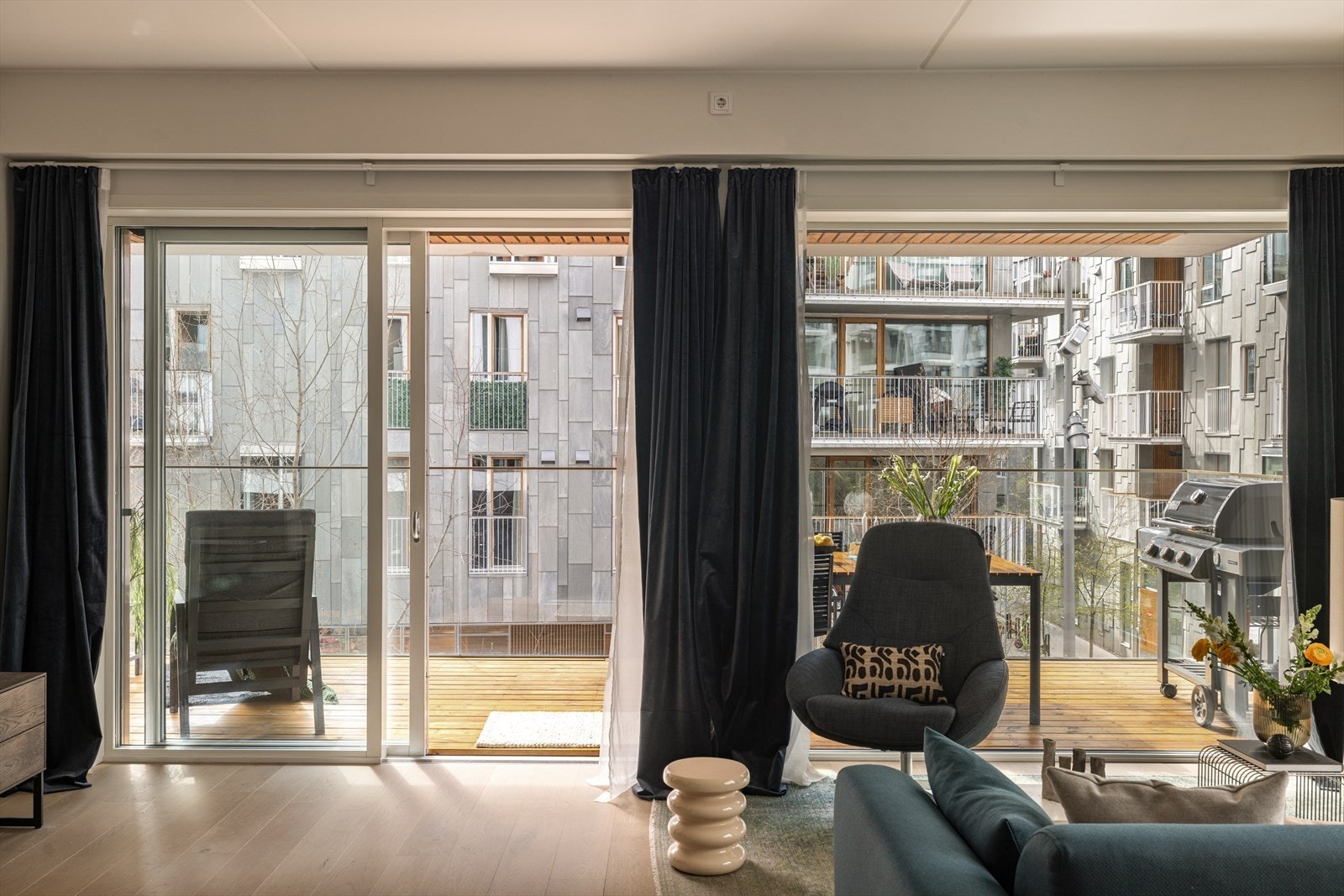 Fra stuen er det utgang til en stor balkong på 18 m² Galleribilde