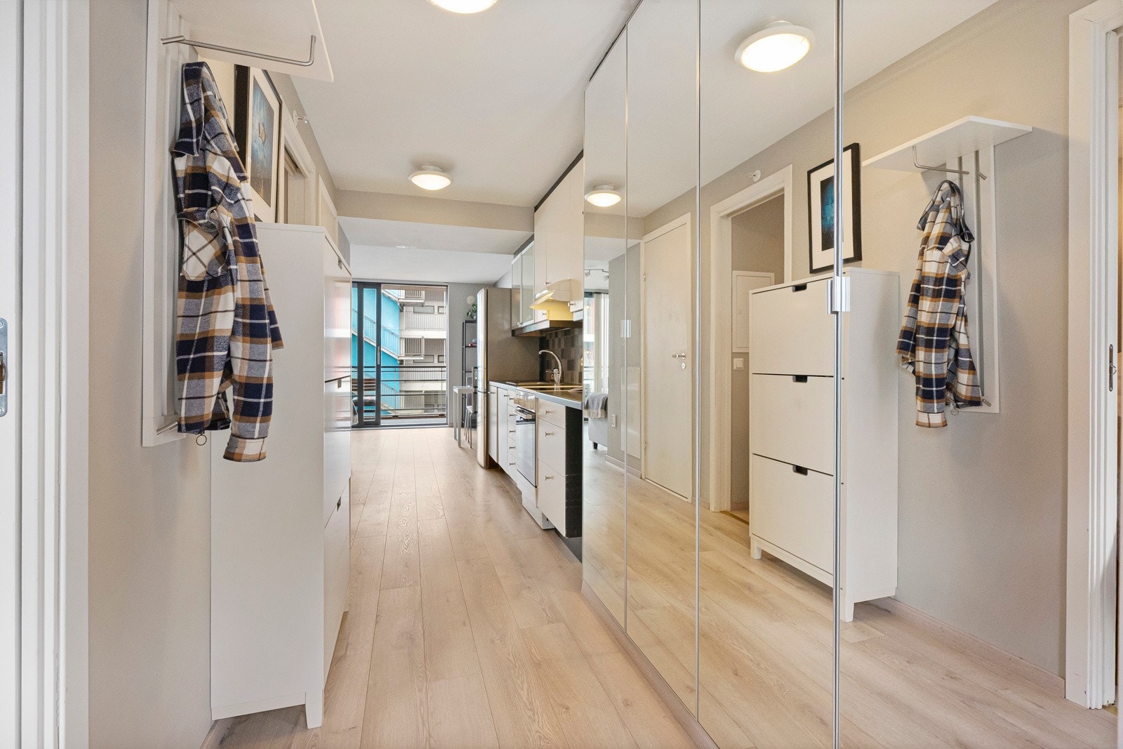 Entrè med praktisk garderobeløsning Galleribilde