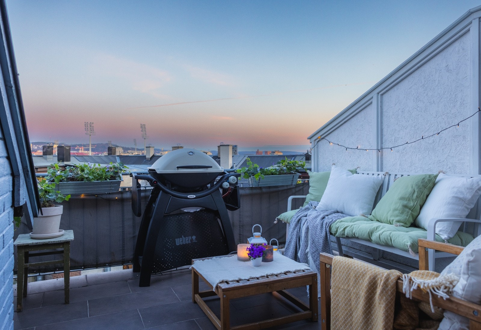 Boligen har en herlig terrasse på 8kvm, med trivelig utsikt. Galleribilde