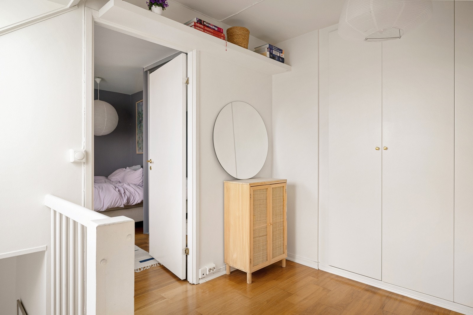 Innebygde skap for ekstra oppbevaringsplass. Galleribilde