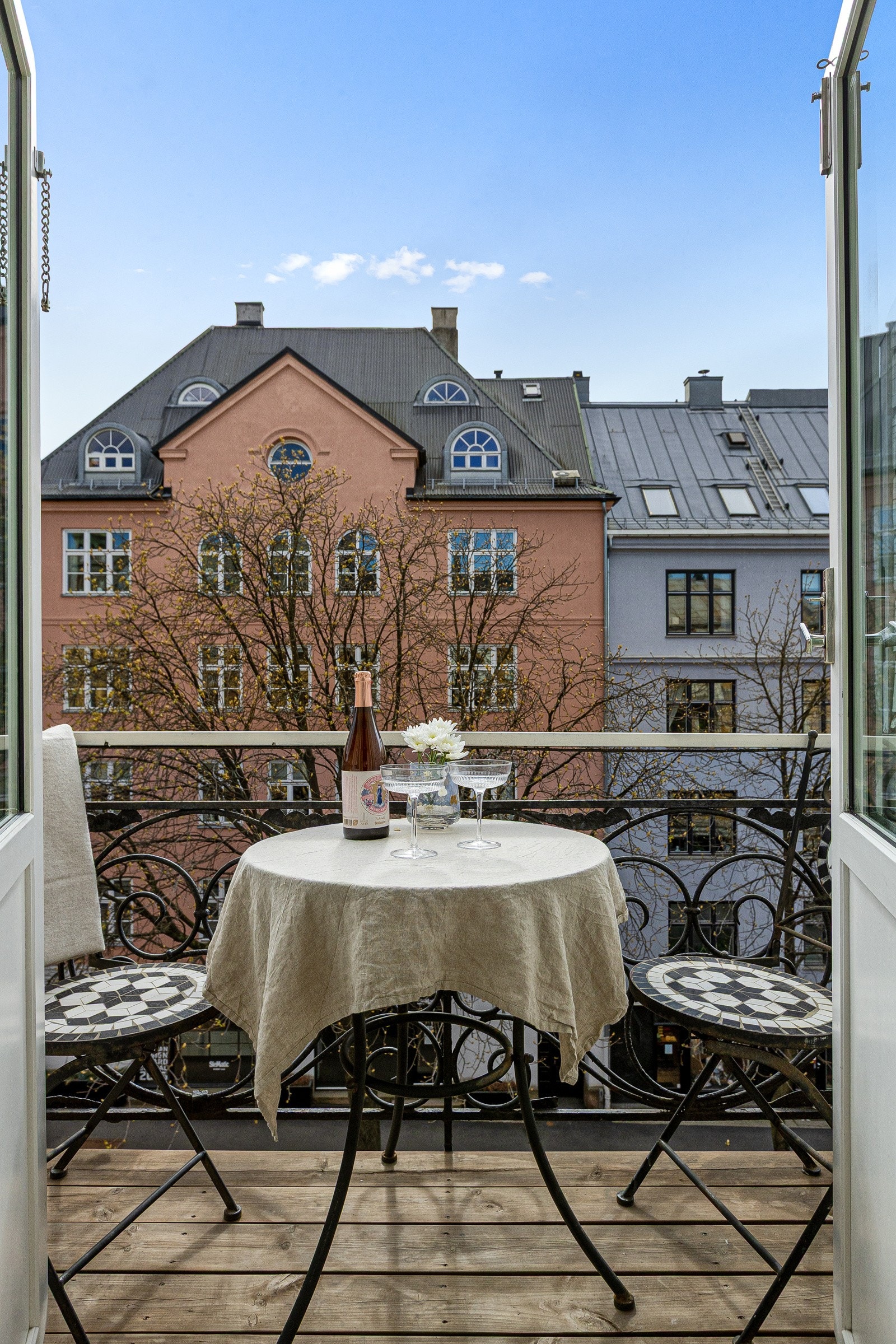 Balkongen er luftig og har plass til sittegruppe Galleribilde