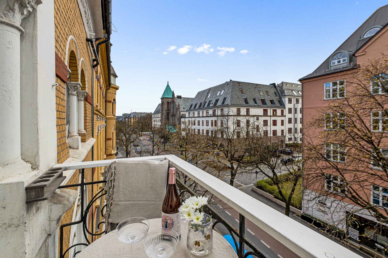 Balkongen er sydvestvendt og har gode solforhold Galleribilde