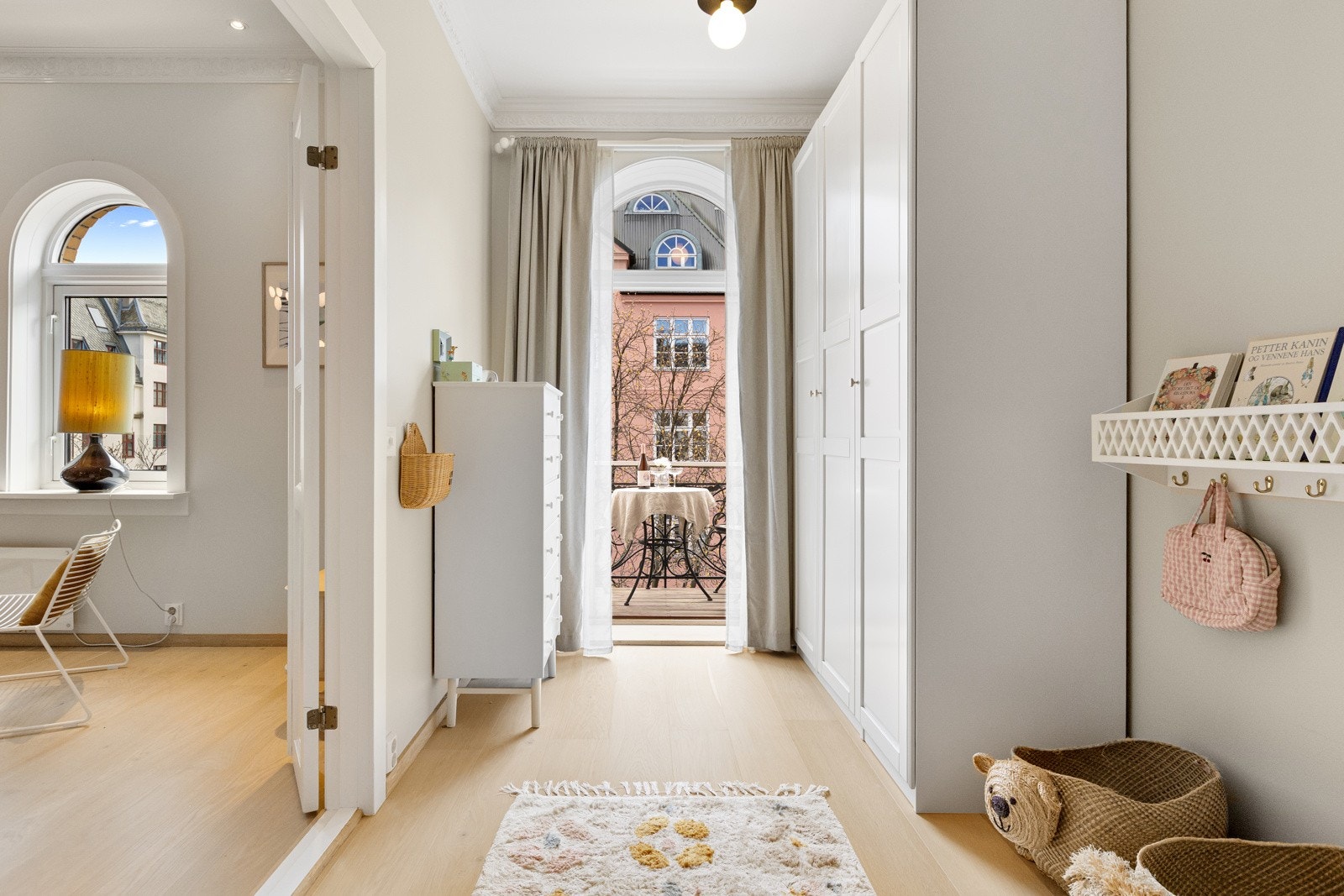 Rikelig med garderobeplass på soverom 2, her kan man også ha hjemmekontor Galleribilde