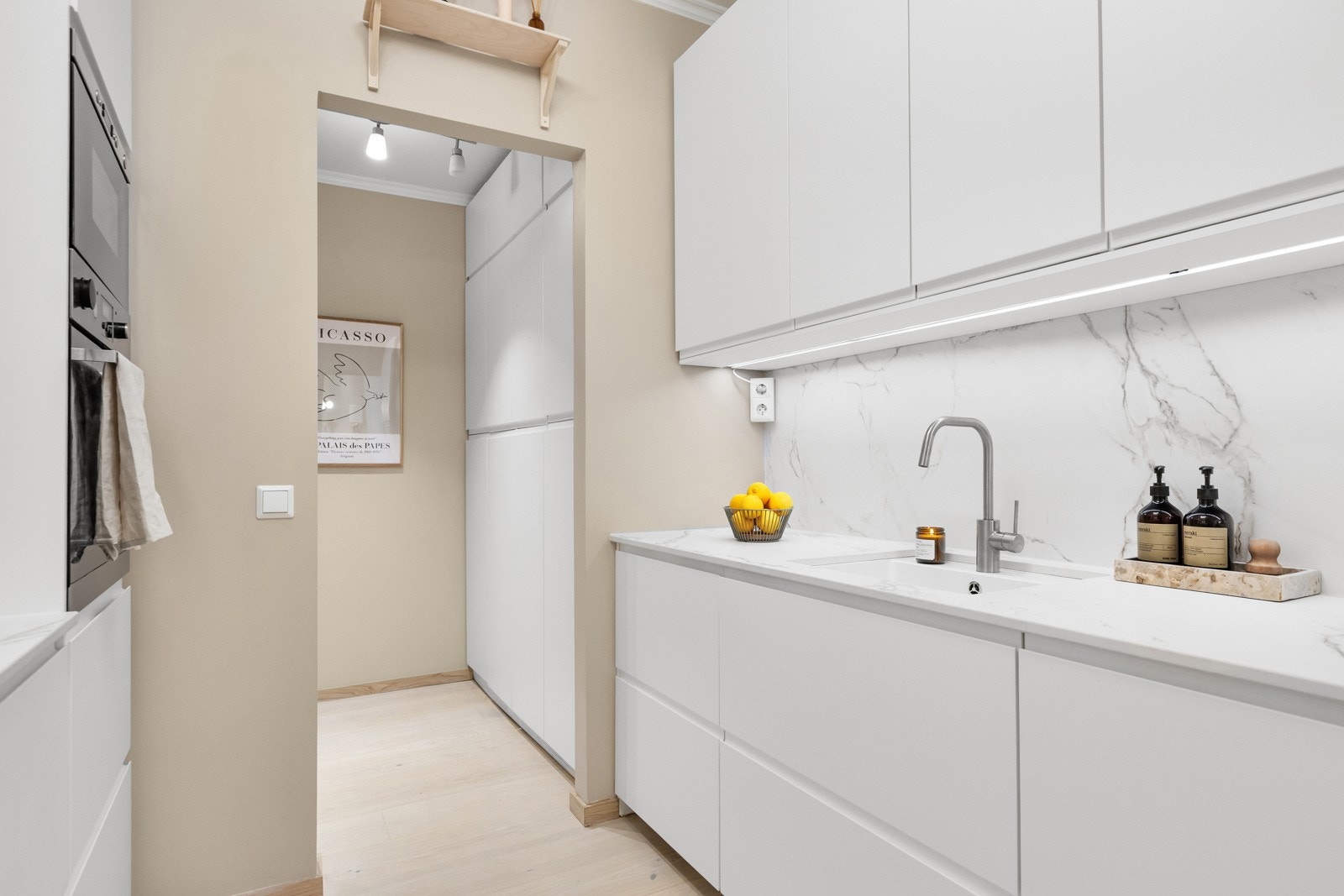 Rikelig med benke- og skapplass på kjøkkenet Galleribilde