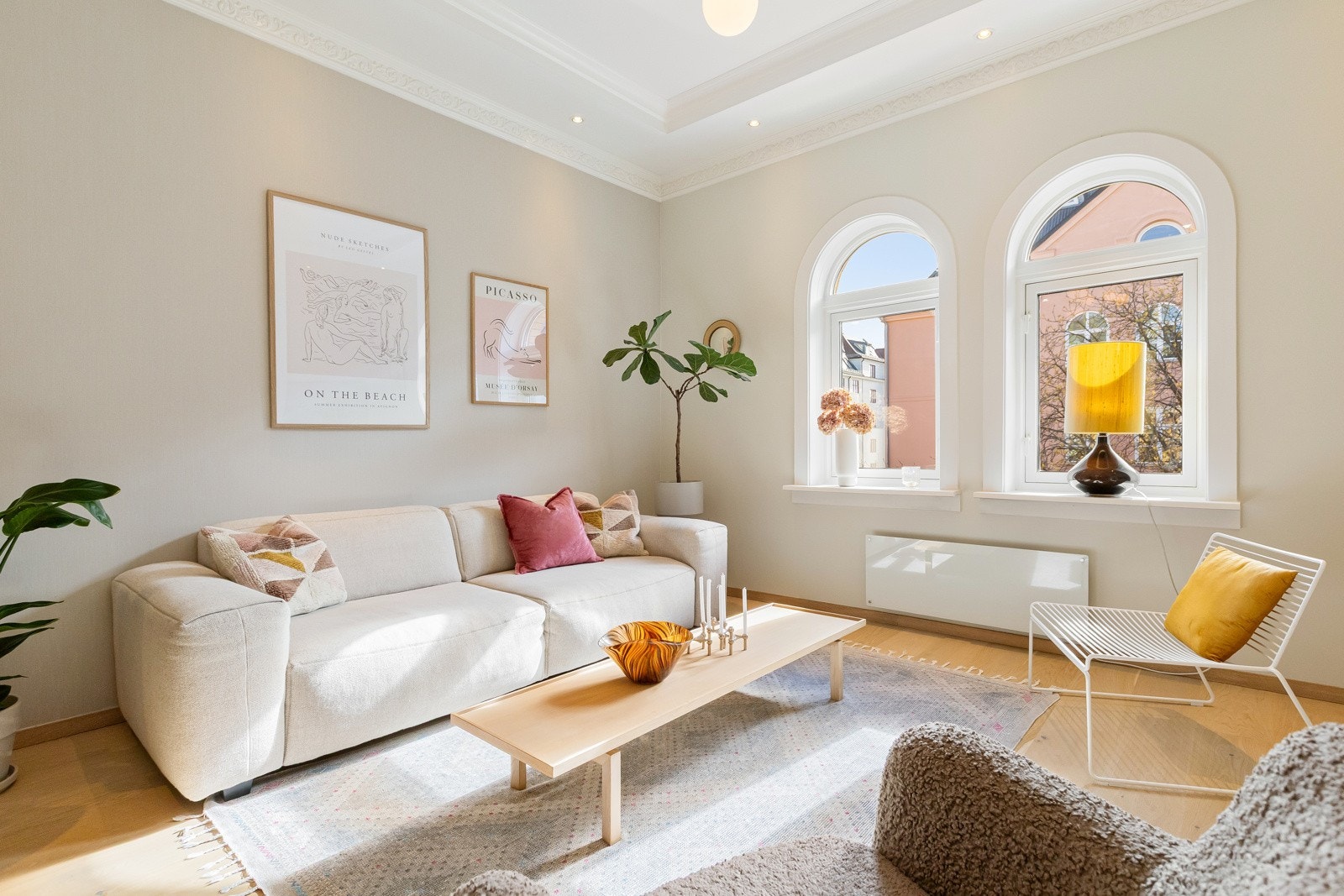 Stuen er romslig og har god plass til innredning Galleribilde