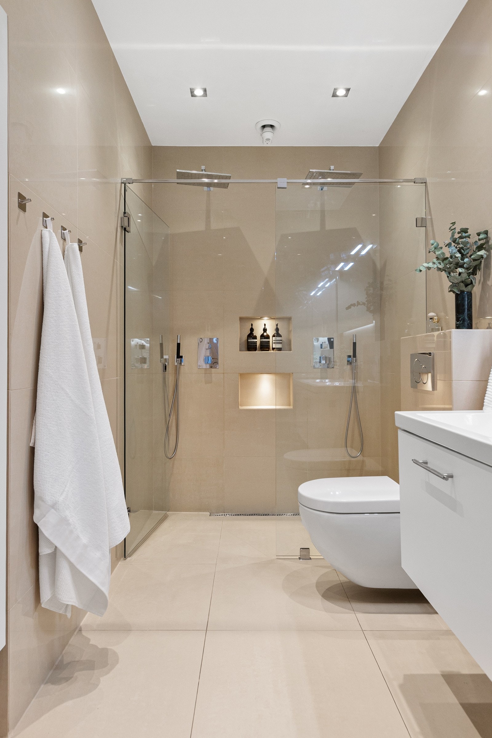 Det er doble regnfallsdusjer i dusjnisje Galleribilde