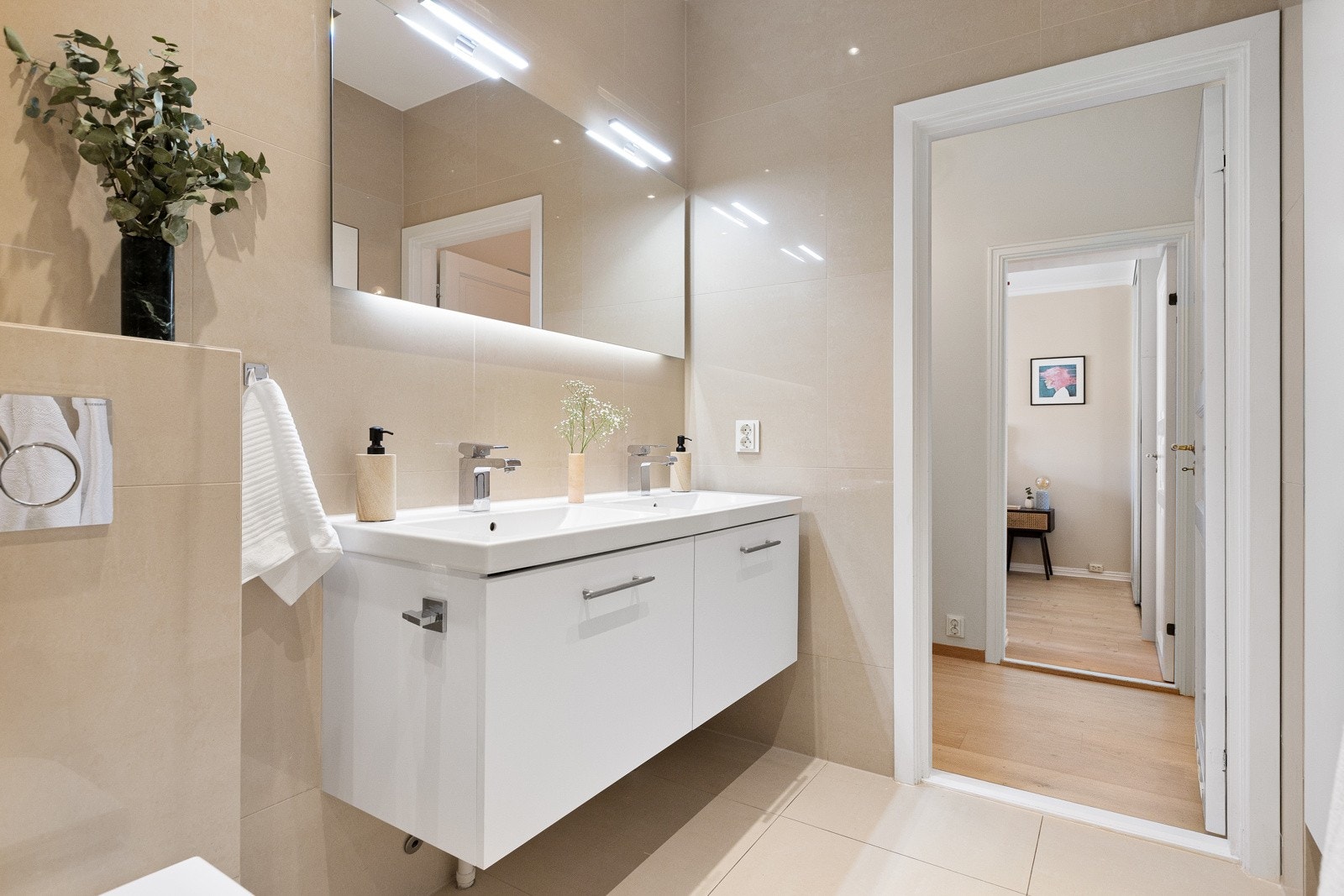 Doble servantvasker med tilhørende servantskap Galleribilde