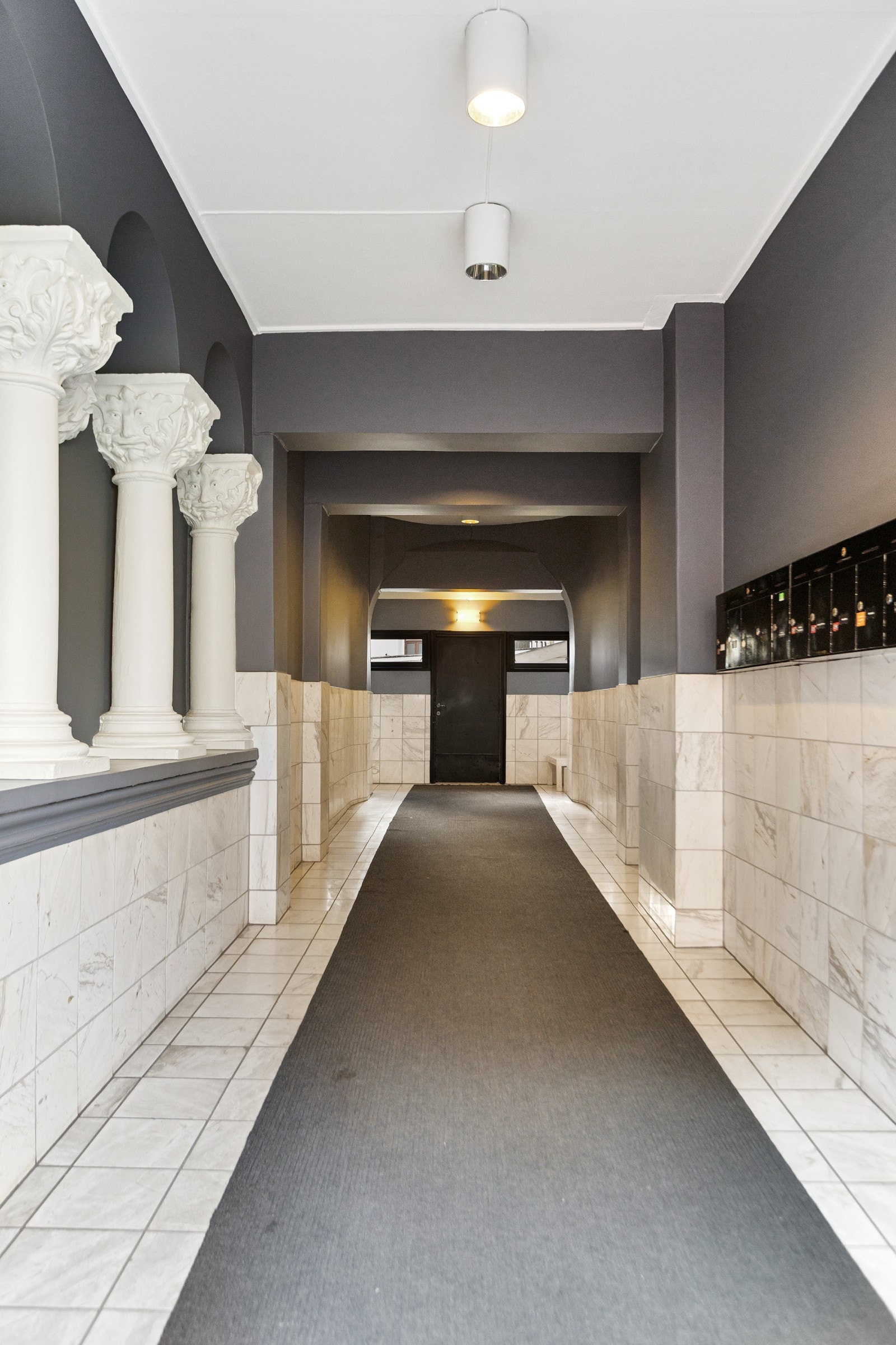 Klassisk og herskapelig inngangsparti i bygården Galleribilde