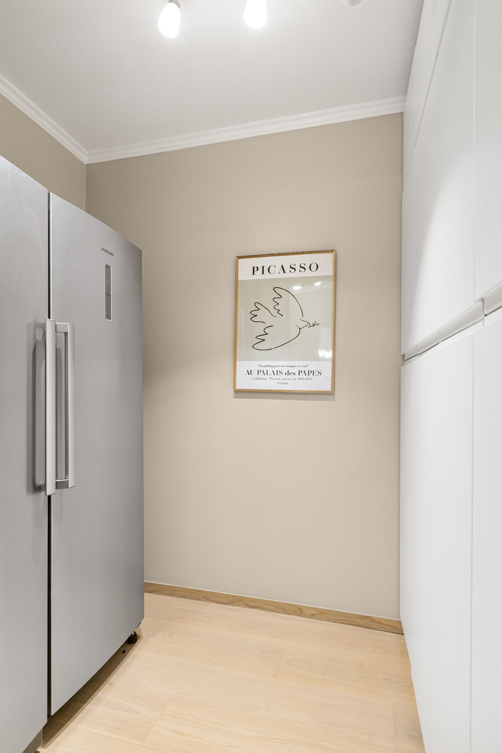 Det er plass til "side-by-side" kjøleskap på kjøkkenet Galleribilde