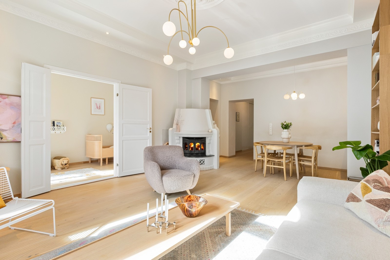 Det er klassiske detaljer som doble fløydører, rosett, takhøyde på ca. 3,10 meter og peis, m.m. Galleribilde