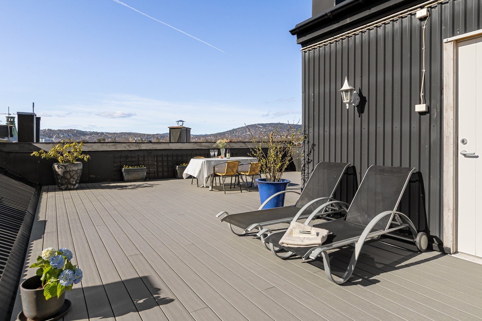 Her er det svært gode solforhold, sittegrupper og grill samt en fantastisk utsikt Galleribilde