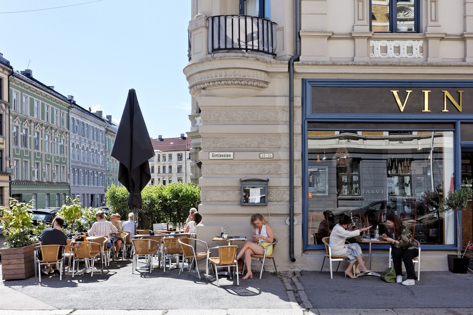 Flere restauranter rett i nærheten Galleribilde
