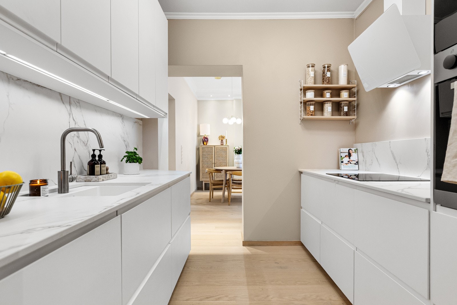 Resterende hvitevarer er integrert i innredningen - Alle hvitevarer inkl. kjøleskap og vaskemaskin medfølger handelen Galleribilde