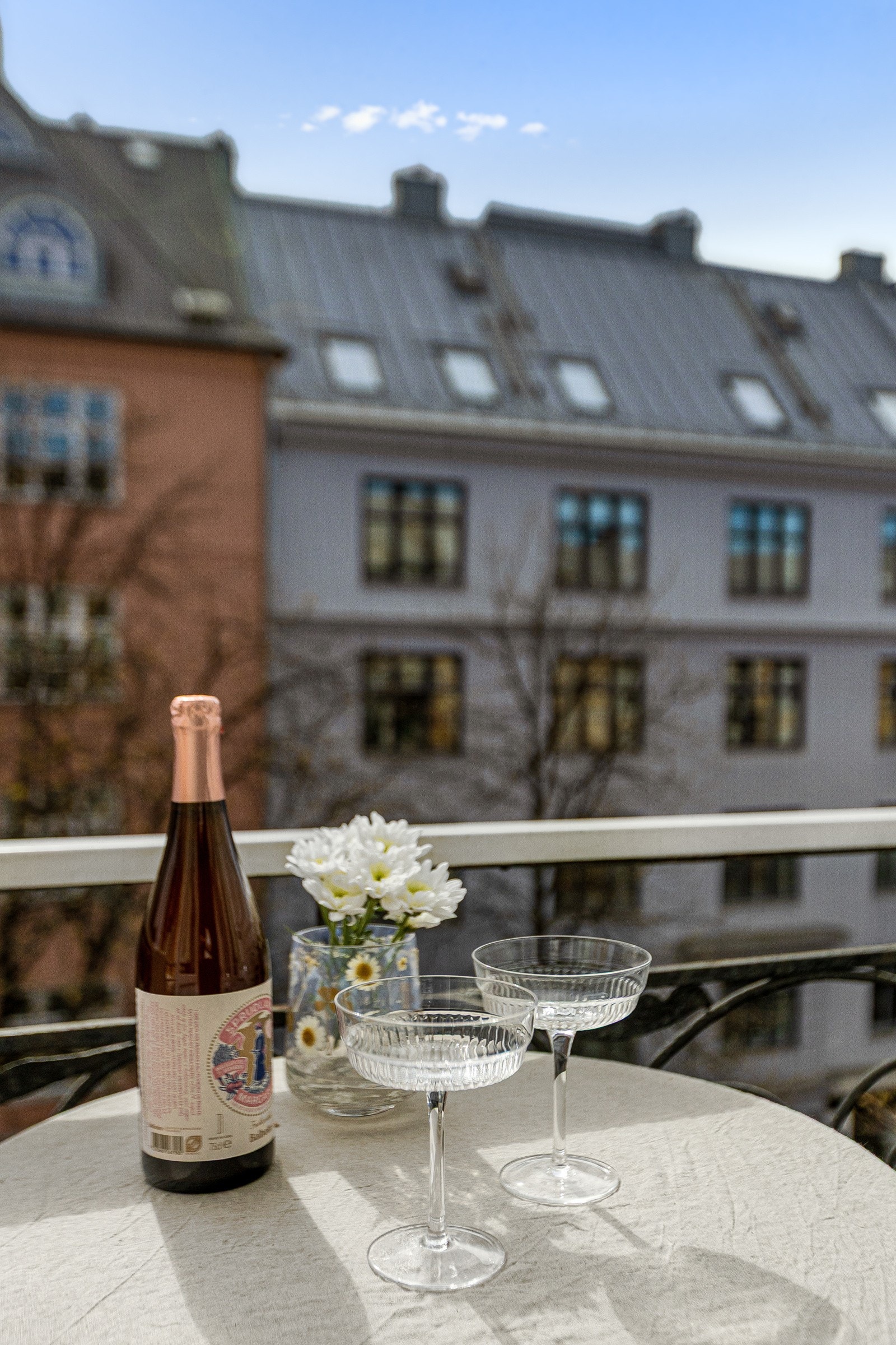 Solrik og sydvestvendt balkong med sol til ca kl. 20:00 sommerstid Galleribilde