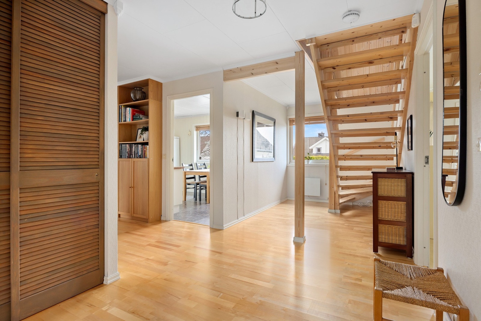 Romslig hall med god plass til yttertøy og sko Galleribilde