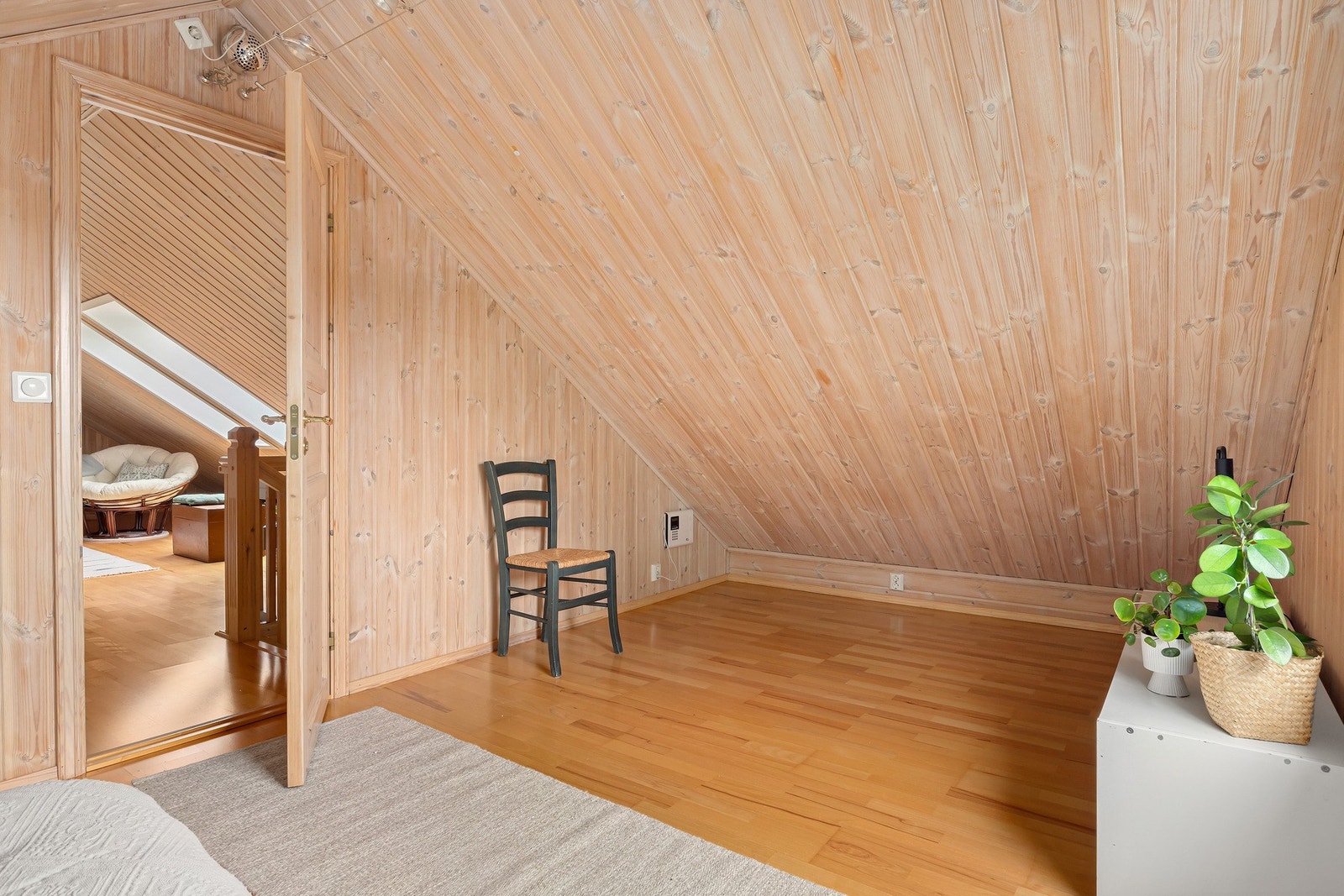 Her kan du møblere med en dobbeltseng, nattbord, garderobe og skrivepult Galleribilde