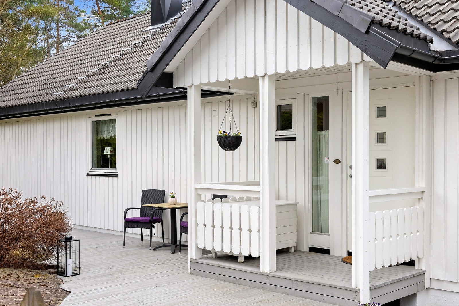 En hyggelig oase med en koselig sittegruppe som ønsker deg fint velkommen inn til denne boligen Galleribilde
