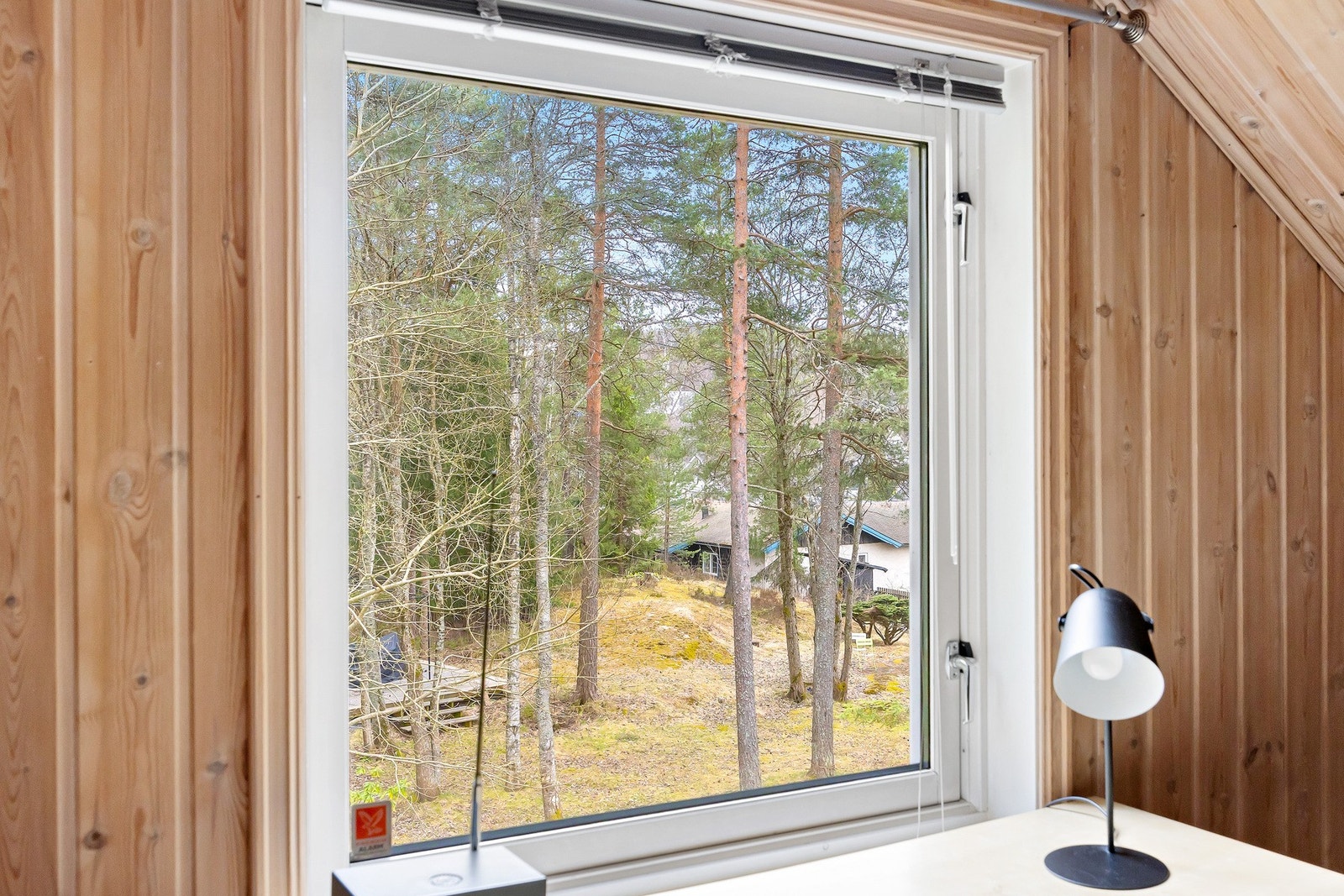 Med denne utsikten føles det ut som man bor midt i skogen, deilig! Galleribilde
