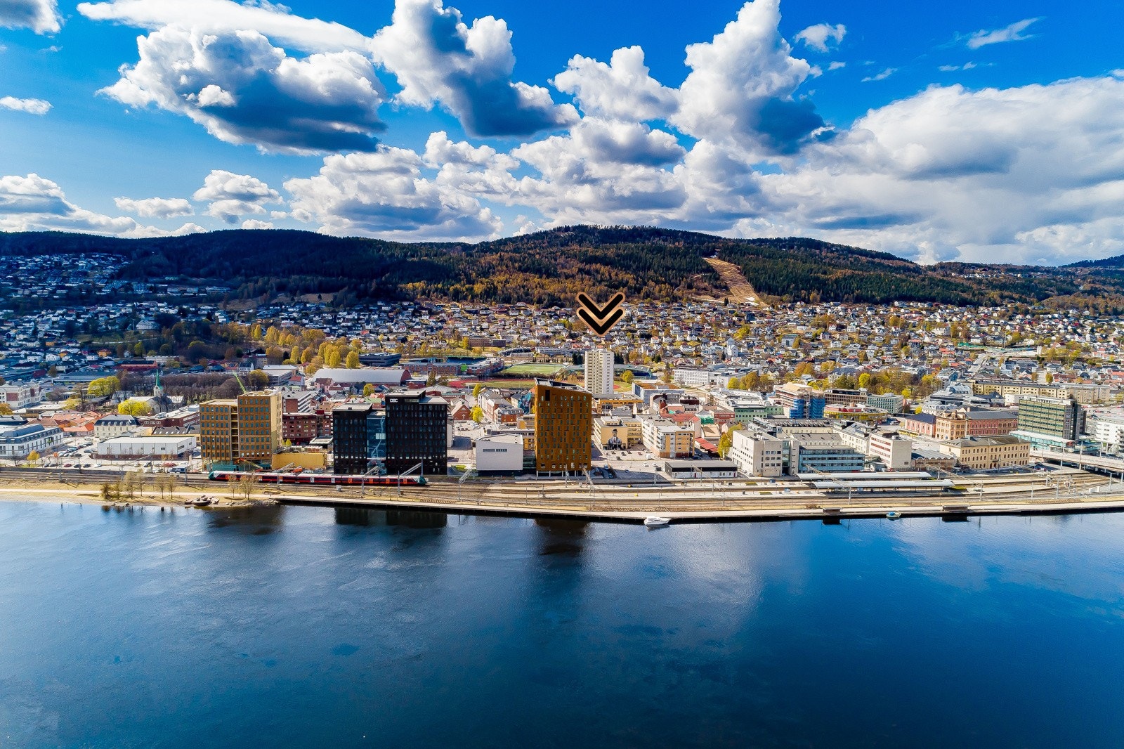 Leiligheten ligger sentralt og attraktivt til på Strømsø i Drammen. Galleribilde