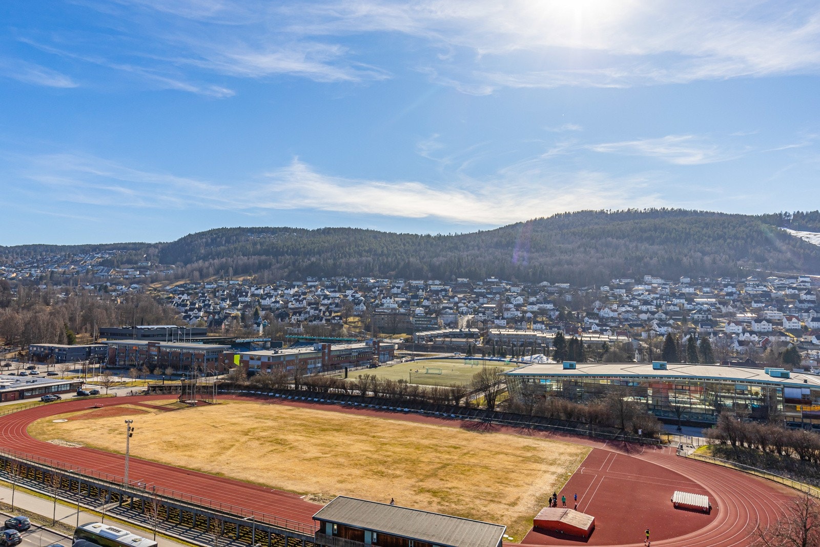 Marienlyst har friidrettsbane, fotballbane, kunstisbane og Drammenshallen. Galleribilde