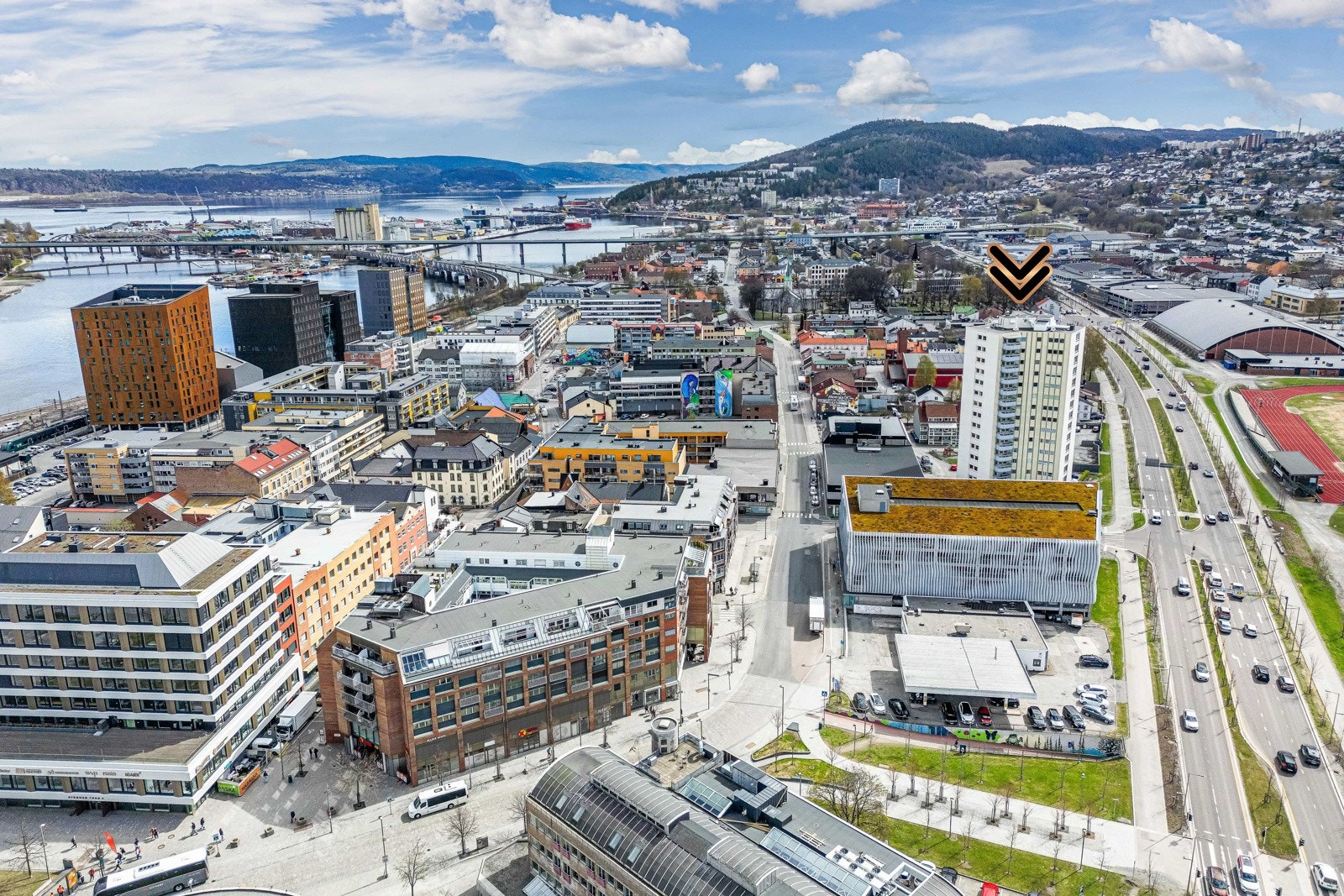 Leiligheten er en del av det karakteristiske Skistadbygget; byens høyeste boligblokk med sine 15 etasjer og 46,5 meter. Galleribilde