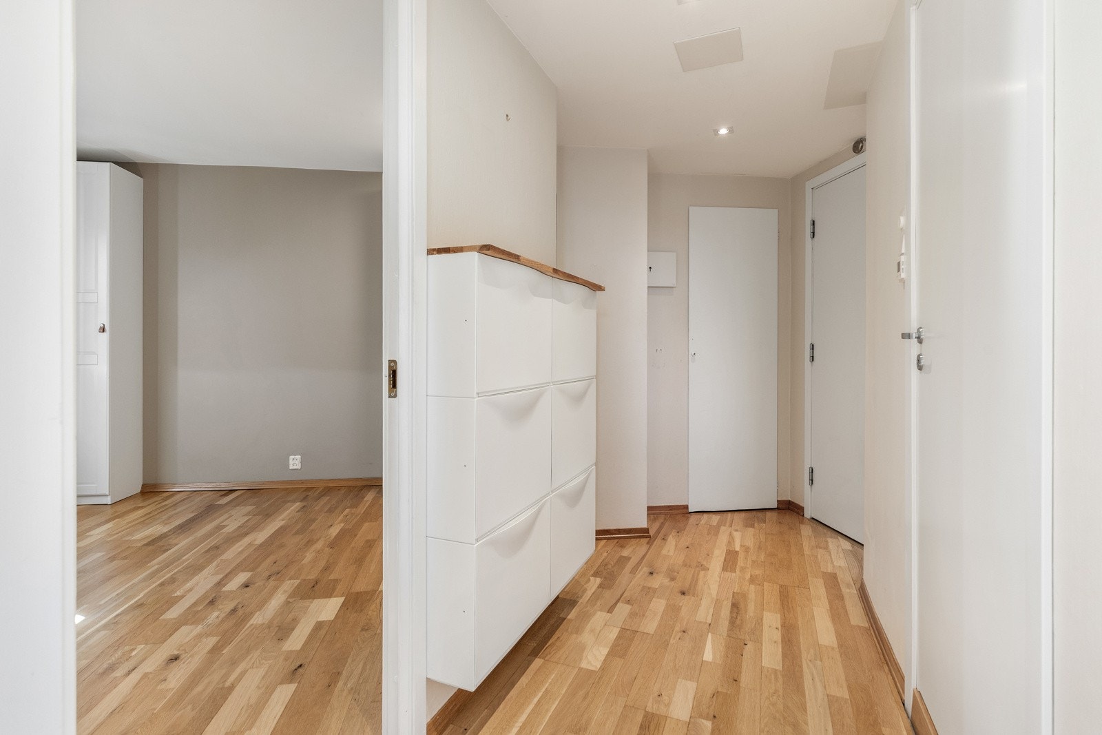 Vel inne gir entreen et godt førsteinntrykk, med downlights, parkettgulv og vegger holdt i en lys grånyanse. Galleribilde