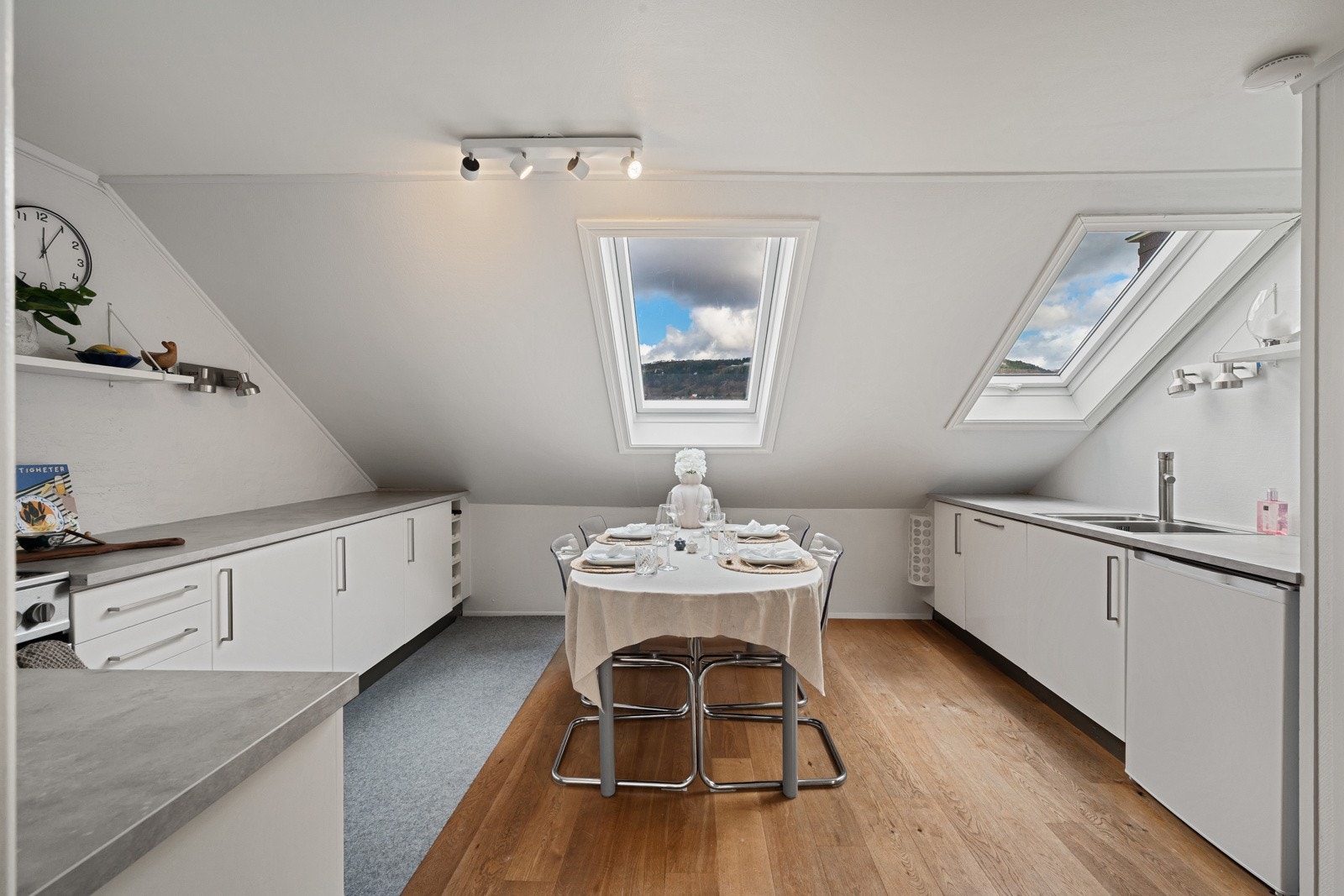 Fint plass for spisebord på kjøkkenet Galleribilde