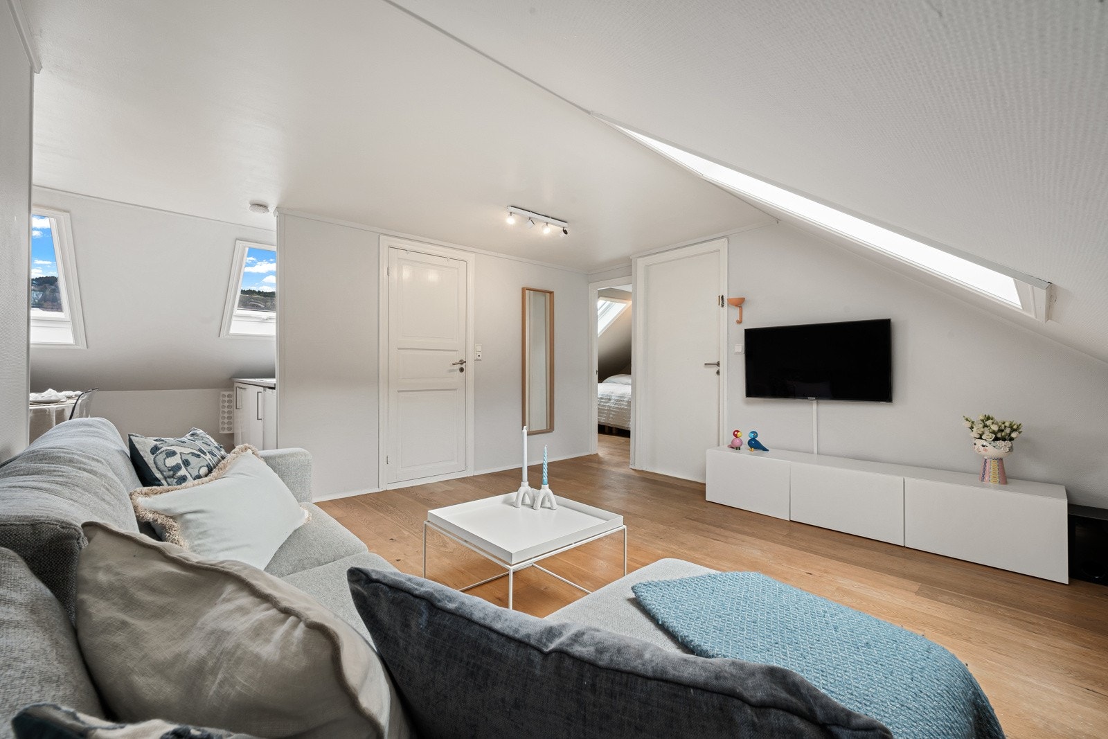 Boligen har en arealeffektiv planløsning Galleribilde