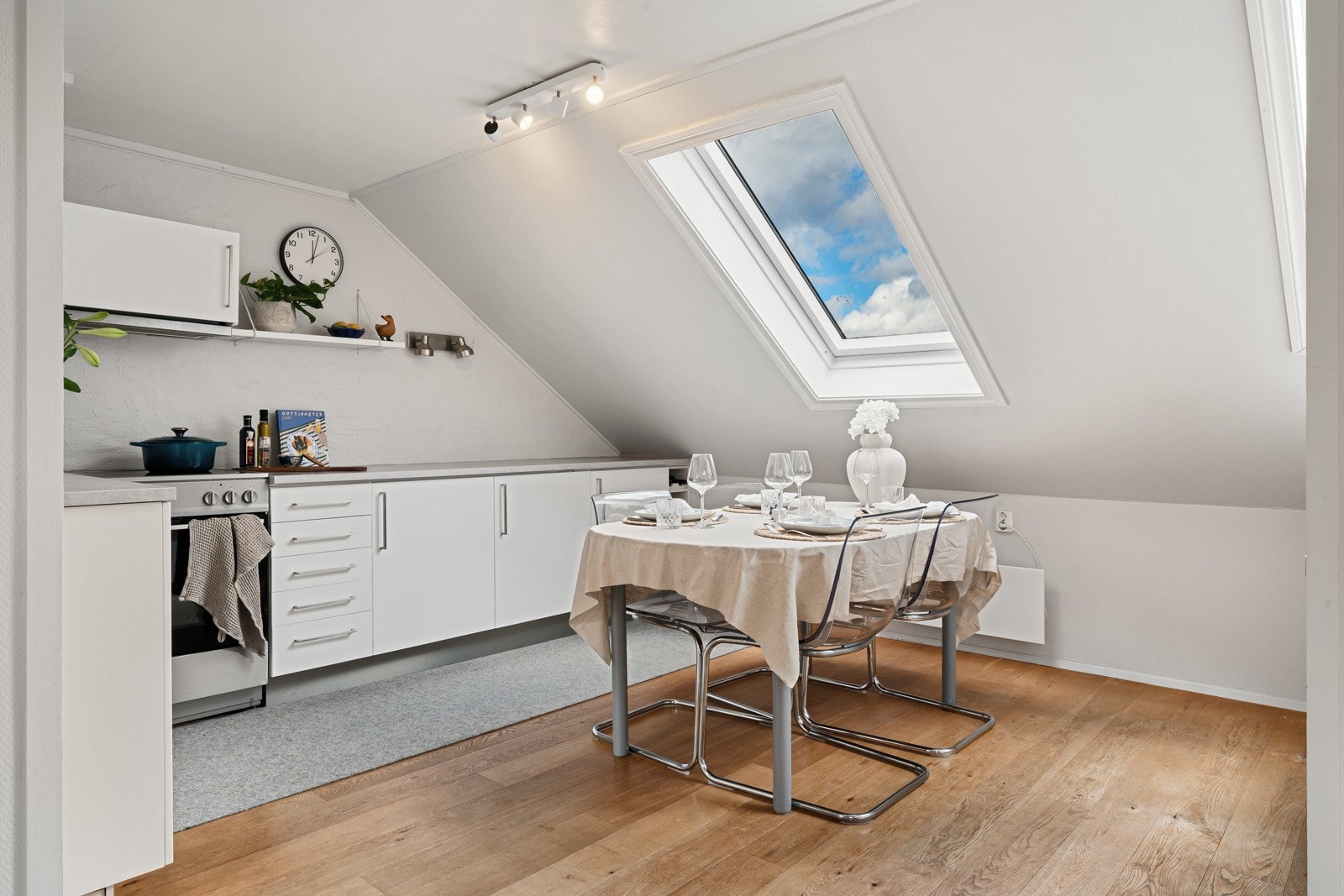 Kjøkkenet har slette fronter Galleribilde