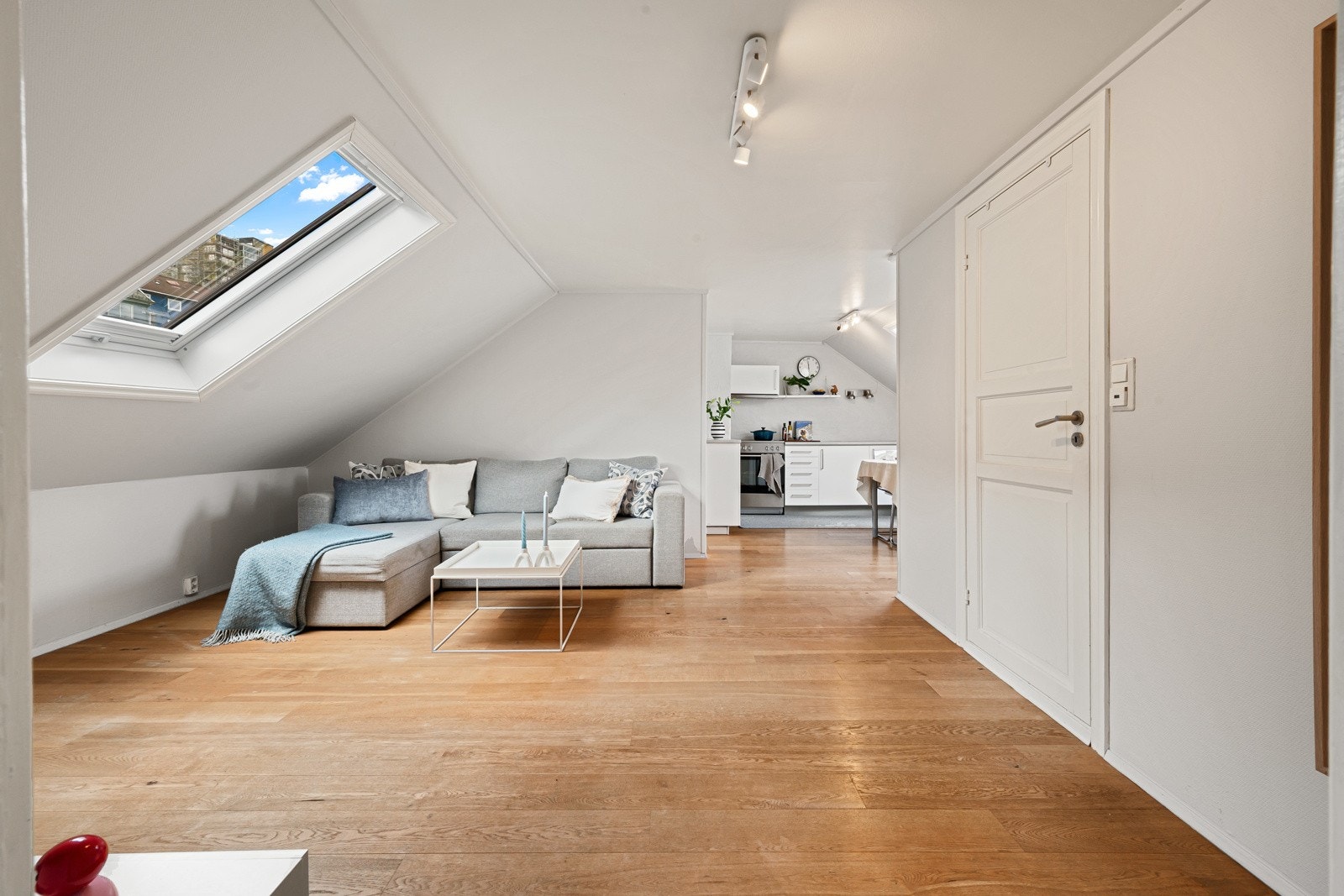 Overflatene er malt i delikat og stilren farge Galleribilde