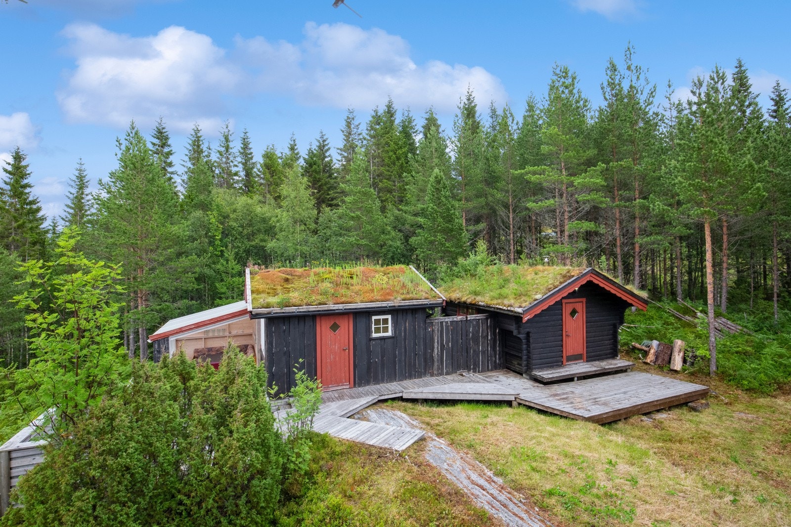 Her får du en solrik og tilbaketrukken tomt med ypperlig plassering i nærheten av både sjø og fjell. Galleribilde