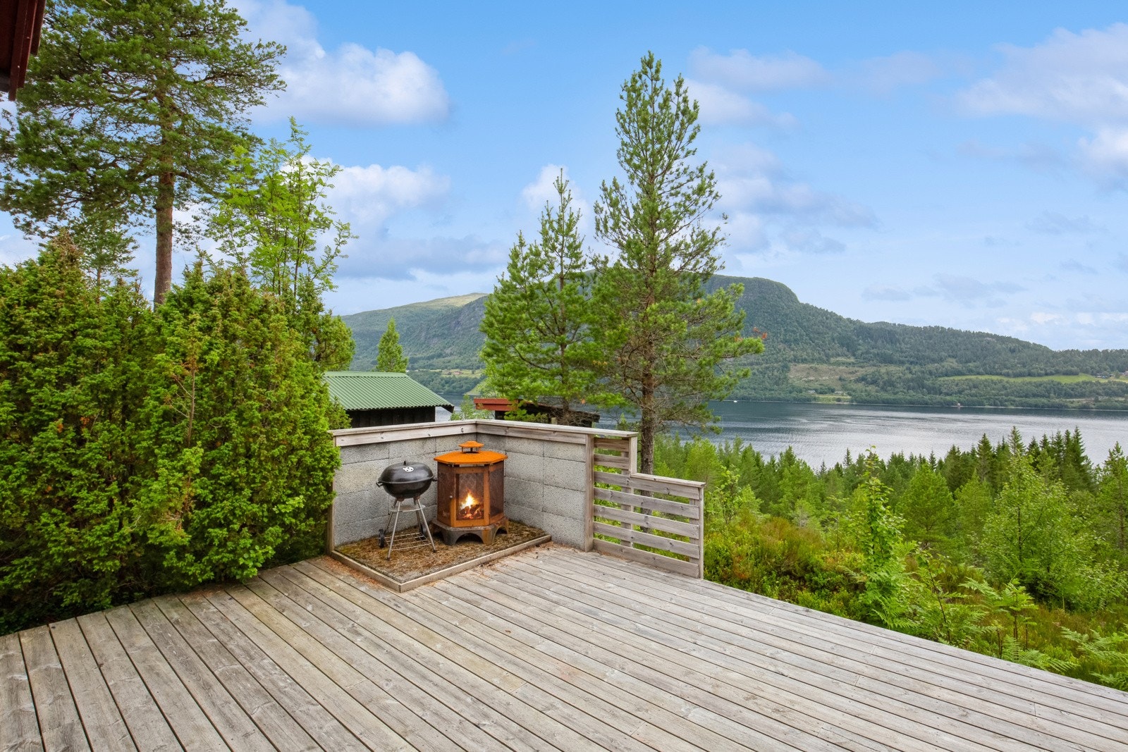 Terrasse i tilknytning til anneks på ca 50 m2. Galleribilde