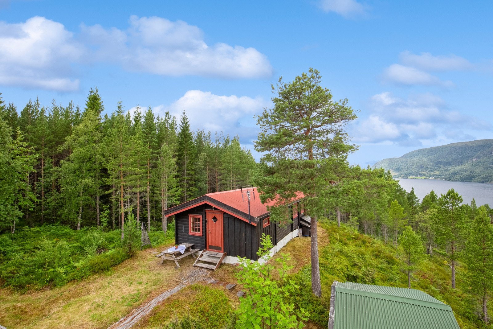 Hytten ligger ca 1 time og 40 minutter unna Trondheim. Galleribilde