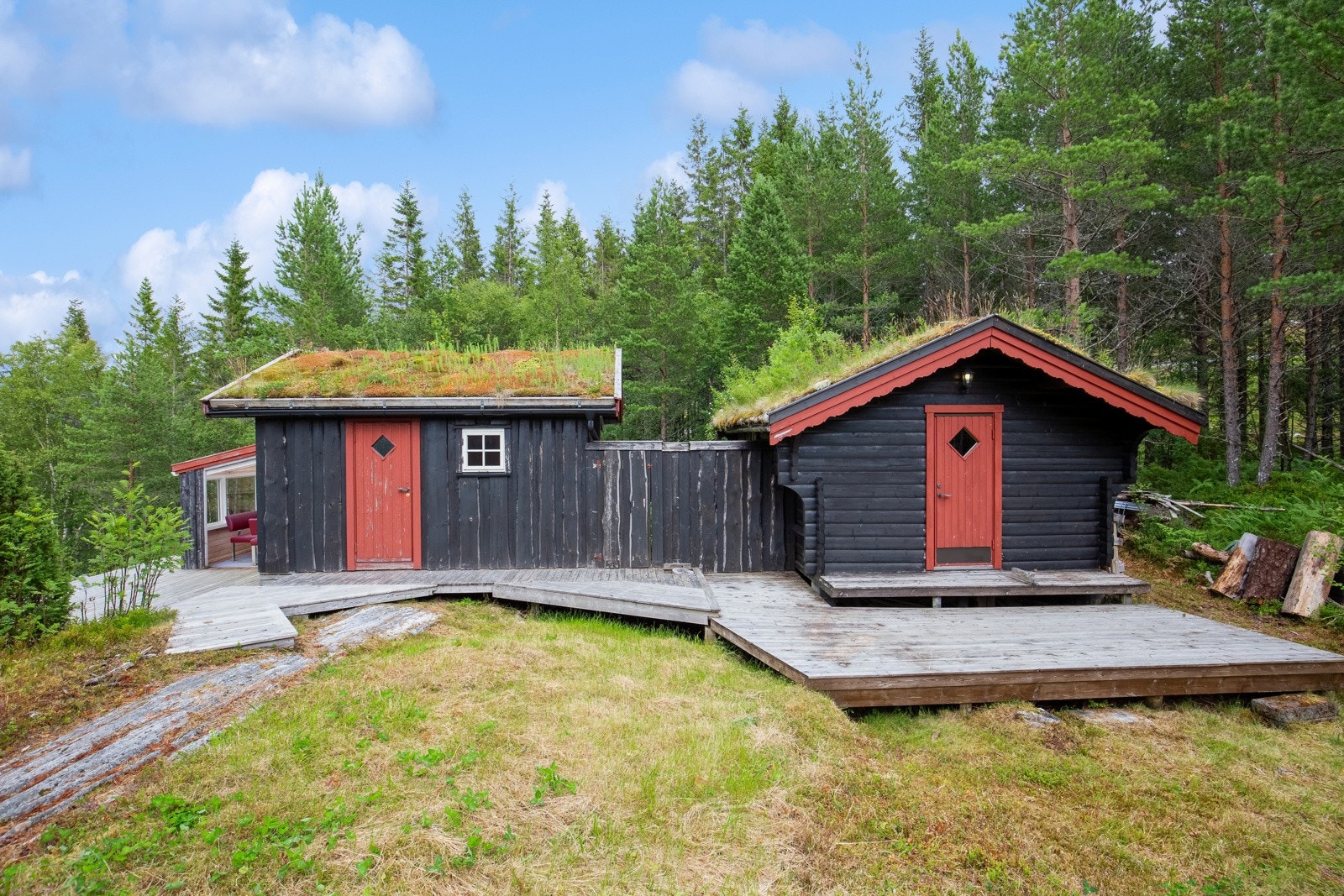 Til sammen har eiendommen hele 64 kvm. med terasse og balkong, samt stor tomt å boltre seg på. Galleribilde