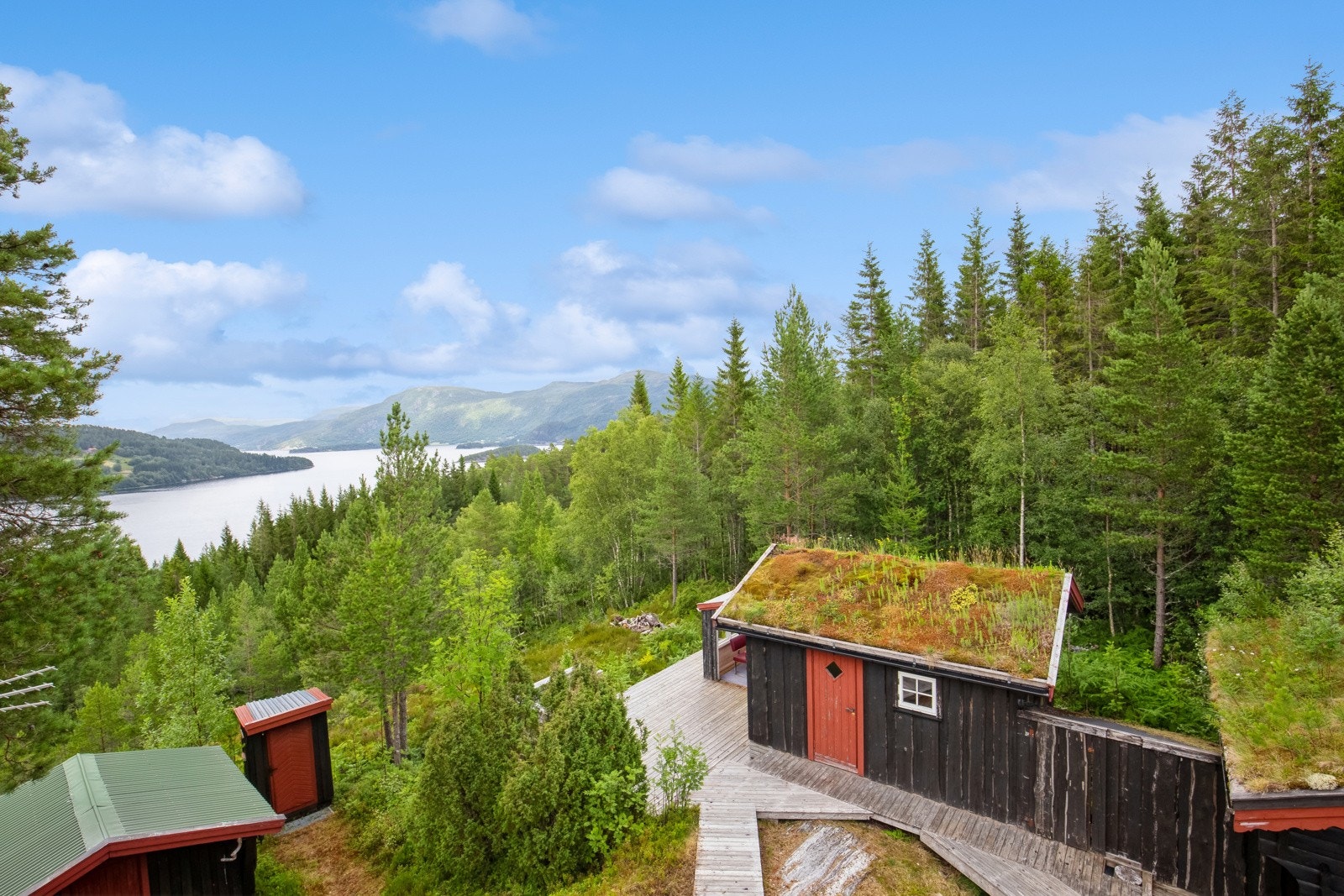 Bunnpris Valsøyfjord ligger ca 8 min unna med bil. Galleribilde