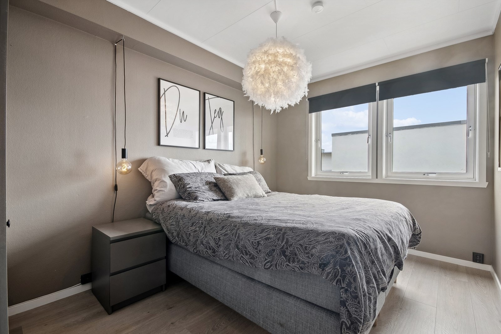 Hovedsoverommet er av fin størrelse med plass til stor seng og tilhørende nattbord på begge sider Galleribilde