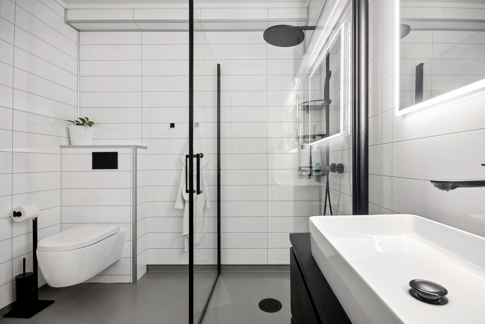 I nyere tid er det også etablert vegghengt toalett, skiftet baderomsinnredning, montert dusjvegger og etablert fuktstyrt avtrekksvifte Galleribilde