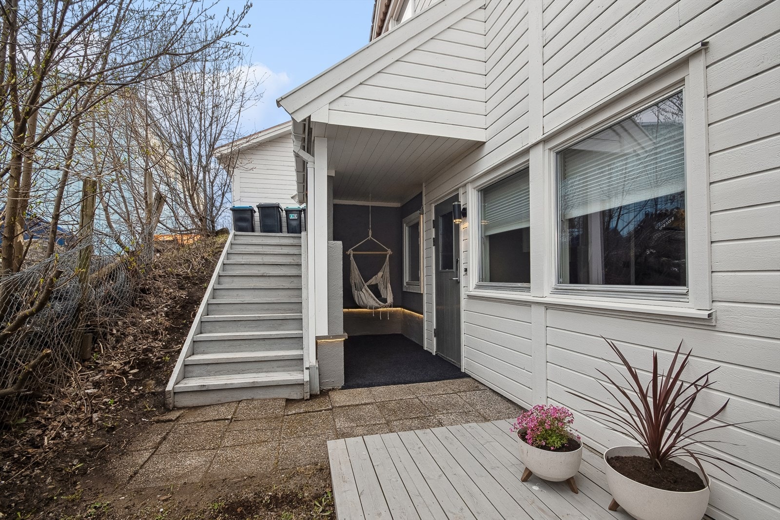 Nevnte leilighet ligger i underetasjen, har adkomst via utvendig trapp ved garasjen og videre via et overbygget inngangsparti Galleribilde